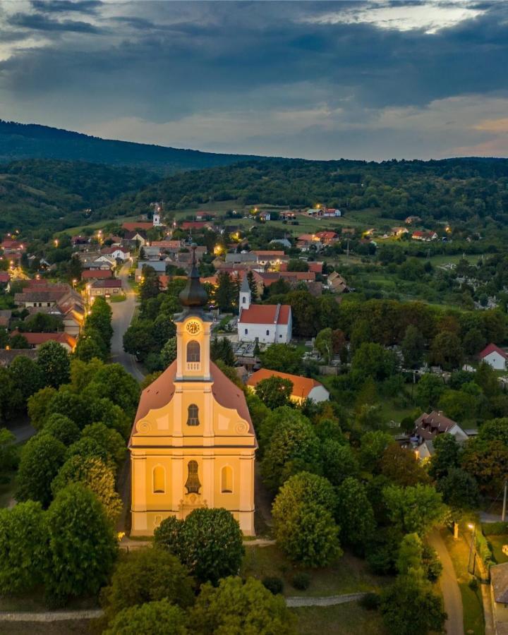 ホテル Edenkert Vendeghazak Pécsvárad エクステリア 写真