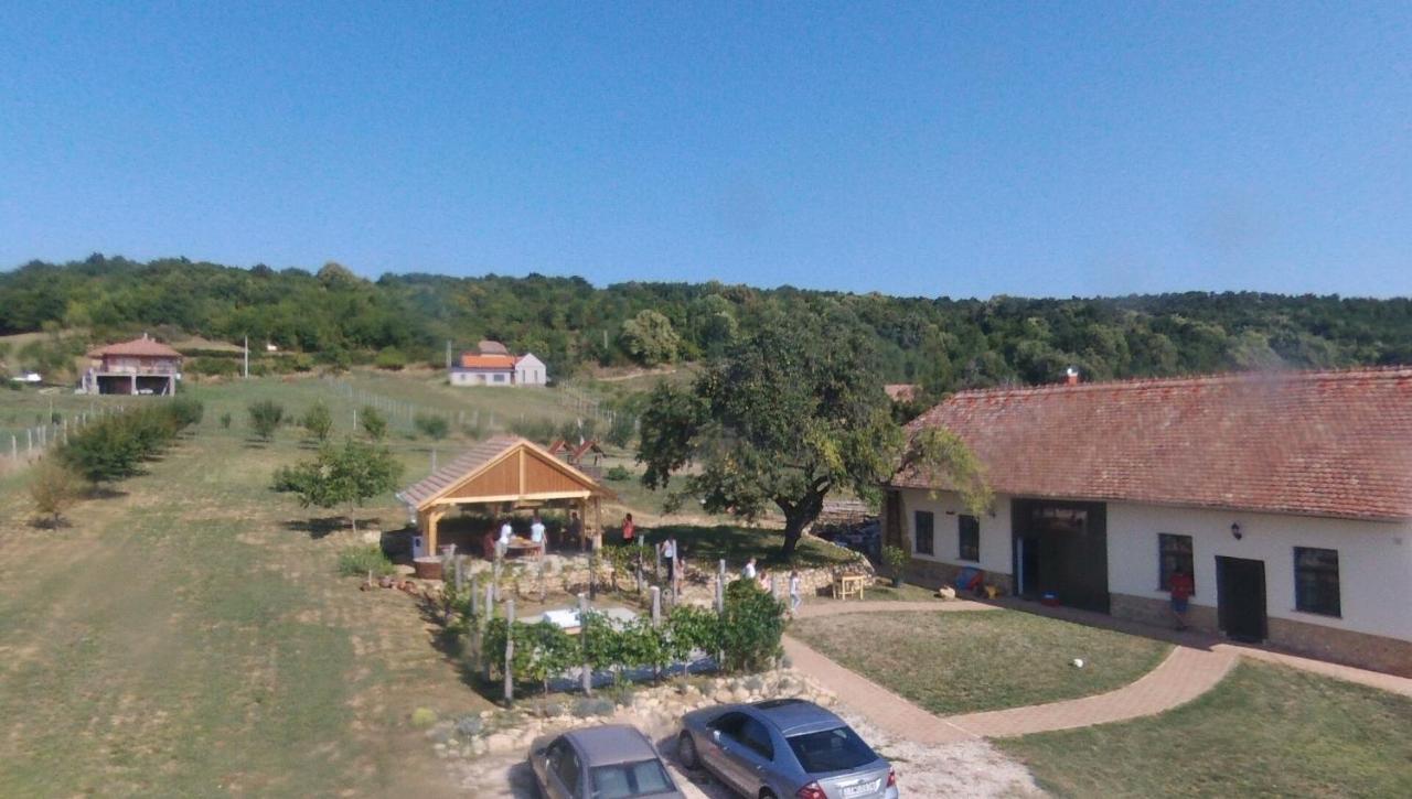 ホテル Edenkert Vendeghazak Pécsvárad エクステリア 写真